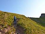 Der Pfad führt uns zum Sattel zwischen Hochiss und Spieljoch empor