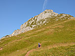 Über Wiesengelände wenden wir uns wieder der Hochiss zu