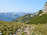 Mit dem Karwendel vor Augen geht es weiter bergab