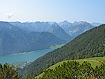 ...und hinunter zum Achensee