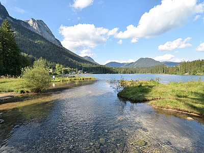 Vom Parkplatz geht es entlang des Hintersees zur Seeklause