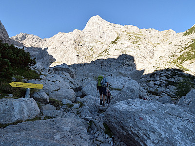 Links führt der Weg zum Steinberg, wir wandern zwischen den Felsen weiter geradeaus