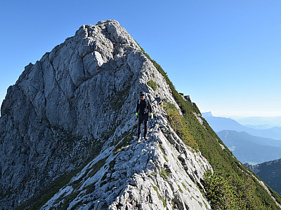 Rechts und links reicht der Blick in die Tiefe
