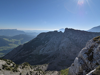 Im Osten die schattigen Wände des Steinbergs und der Schärtenspitze