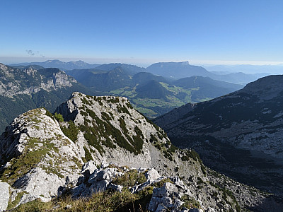 Der Ausblick über den Grat zurück Richtung Lattengebirge