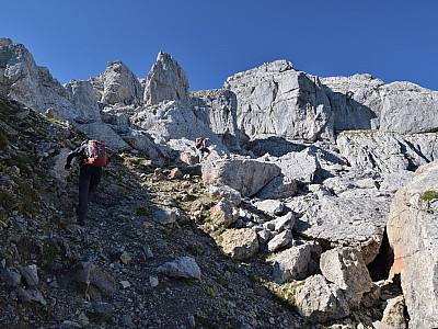 Rechts vom Grat gewinnen wir rasch an Höhe