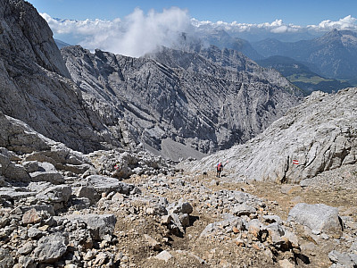 Unangenehm bröselig führt der Steig steil bergab 