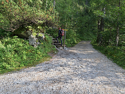 Vor dem Materiallift wechseln wir nach links auf einen Pfad