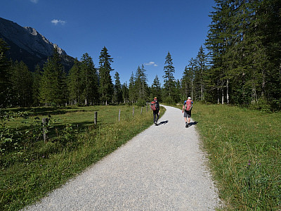 ... und spazieren gemütlich Richtung Hintersee.