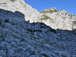 Durch die sonnenbeschienene Rinne geht es hinauf zum Schönen Fleck