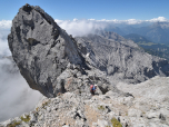 In Gipfelnähe lehnt sich ein massiver Felsklotz ins Wimbachtal