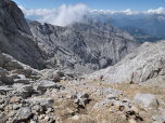 Unangenehm bröselig führt der Steig steil bergab