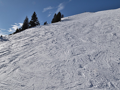 Über einen ideal geneigten Hang steigen wir nach Westen zum Gipfel auf