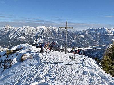 Der Gipfel der Hochplatte mit dem Guffert, dem Unnutz und dem Rofangebirge im Hintergrund