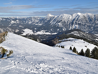 Dank der vielen Besucher gleicht der Gipfelhang einer Skipiste
