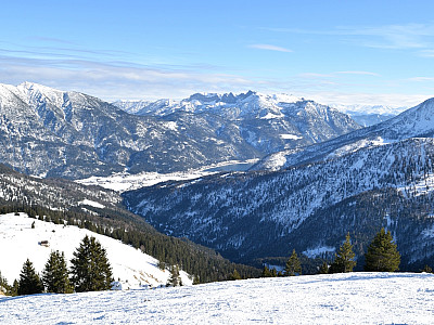 Der Ausblick vom Gipfel auf den Rofan und den Achensee