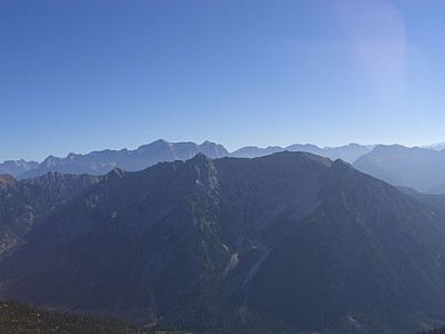 Blick vom Gipfel zur Zugspitze, davor der Daniel
