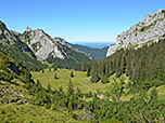 Blick vorbei am Kenzenkopf ins Alpenvorland