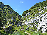 Durch eine schrofige Gasse wandern wir südwestwärts