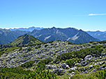 Blick zu den Geierköpfen, links im Hintergrund zeigt sich die Zugspitze