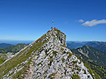 ...und werfen einen Blick zurück zum Gipfelkreuz