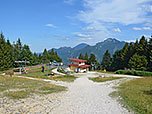 Von der Alm ist es ein Katzensprung zur Bergstation des Sessellifts
