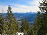 Der Ausblick nach Südosten auf die Berchtesgadener Alpen und die Loferer Steinberge