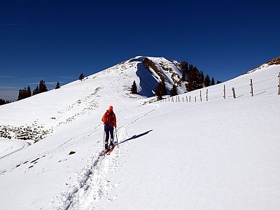 Nach Nordwesten steigen wir die letzten Meter bis zum Gipfel auf