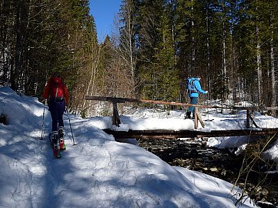 Über eine schmale Brücke wechseln wir erneut die Uferseite