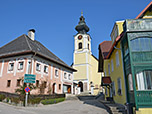 Über die Kirchgasse wandern wir vorbei an der Pfarrkirche von Unterach