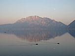 Blick über den Attersee zum Höllengebirge...