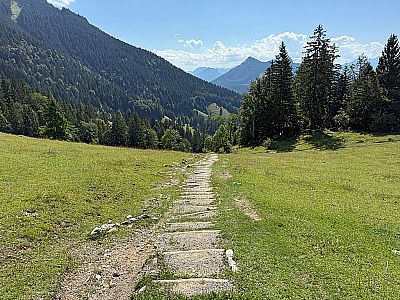 ...leitet uns ein gestufter Weg in südwestlicher Richung bergab