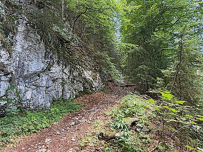 ...passieren wir eine Felswand