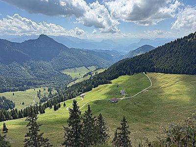 ...blicken wir über das Trockenbachtal zum Spitzstein...