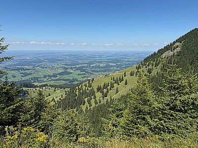 Über die Seitenalm schauen wir zum Simssee