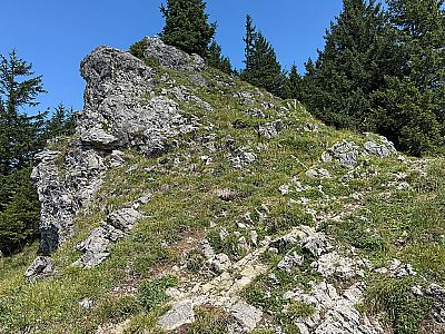 Einen felsigen Buckel umgehen wir rechtsseitig