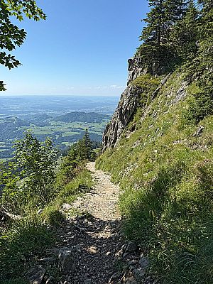 ...und passieren nach dem Wald eine Felswand