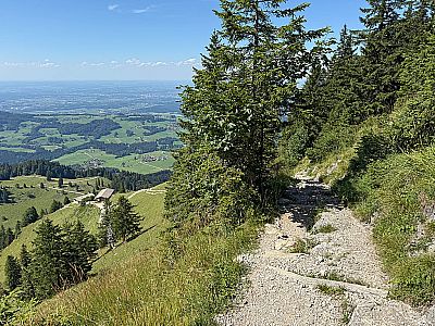 Unter uns erkennen wir bereits die Seitenalm