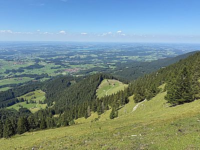 Blick über die Ebersberger Alm zum Simssee