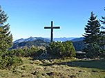 Wir passieren ein Holzkreuz...