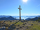 Hochries-Gipfelkreuz mit Blick bis zu den Hohen Tauern und zu den Zillertaler Alpen