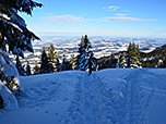 Links im Tal liegt der Simssee