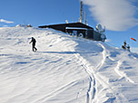 ...steigt man durch die Senke unterhalb der Bergstation auf