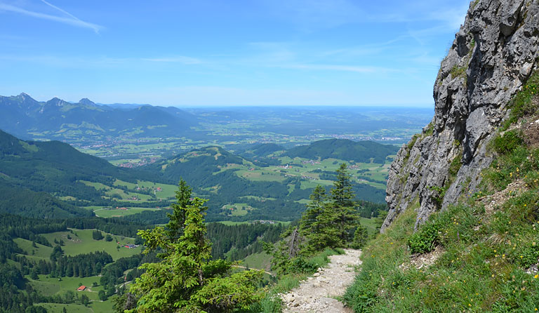 Hochries (1569 m) von der Talstation der Hochriesbahn