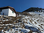 ...und wandern zum oberen Gebäude der Alm hinauf