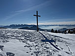 Gipfelkreuz vor dem Kaisergebirge und den Zillertaler Alpen