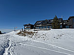 Die Hochrieshütte mit dem Gipfelkreuz