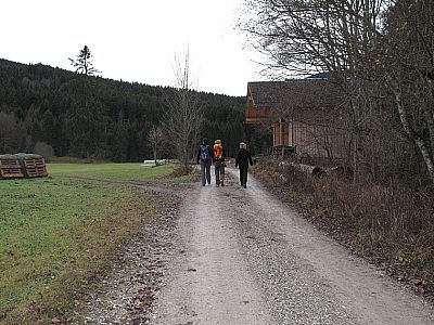 Zuerst am Stadel vorbei