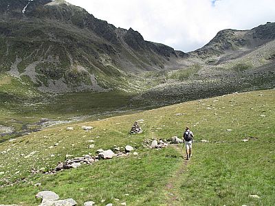Wir wandern in die Senke hinunter