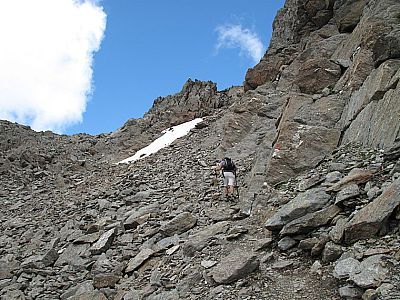 Mühsam über Schutt steigen wir...